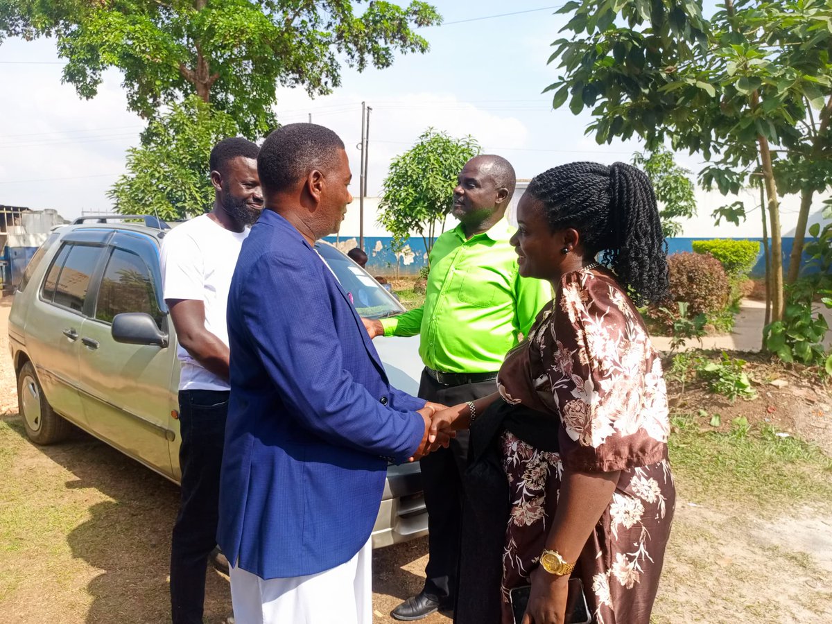 FlashNakFashion's tweet image. At the swearing in ceremony of the new Nkobazambogo executive at Henry Kisule Memorial College, Kakiri, Busiro North constituency. I thanked students for loving their cultures, traditions, and norms.