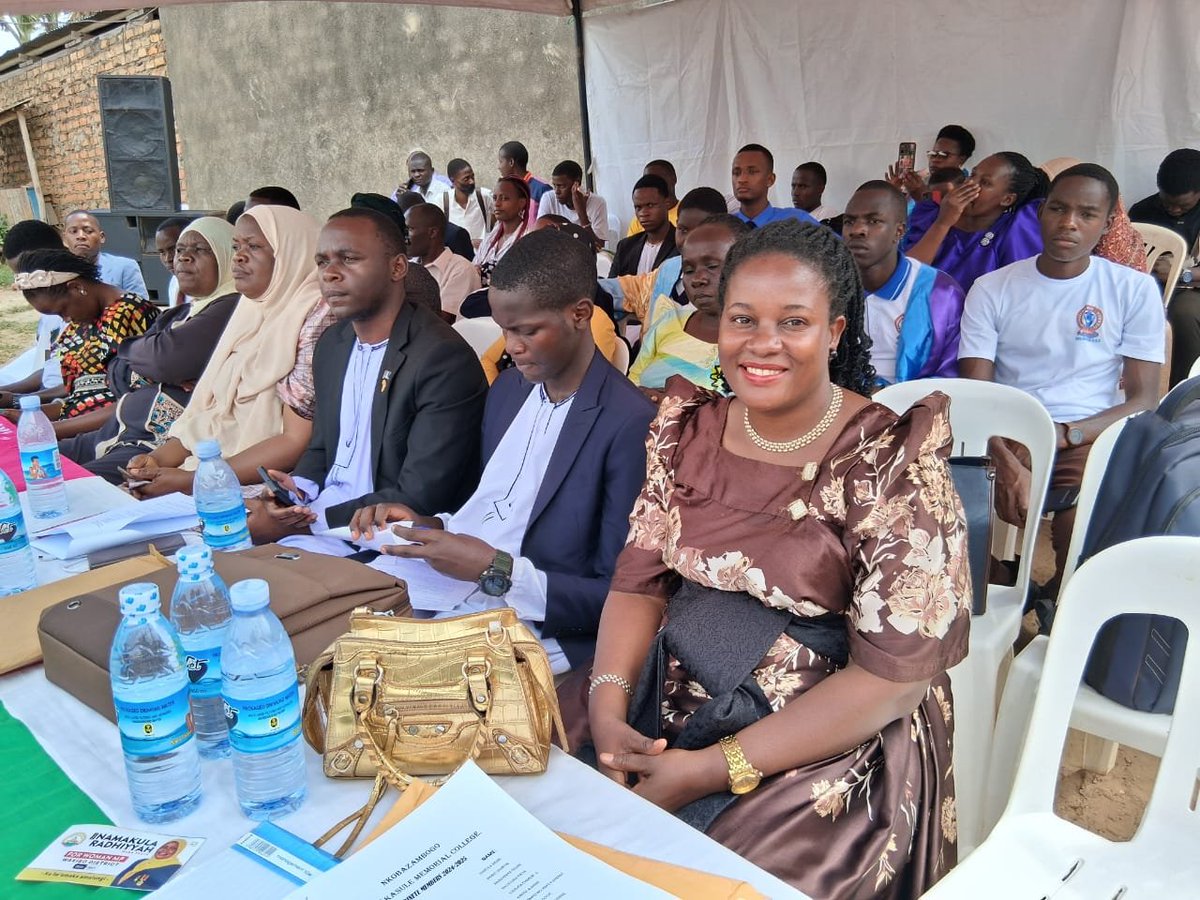 FlashNakFashion's tweet image. At the swearing in ceremony of the new Nkobazambogo executive at Henry Kisule Memorial College, Kakiri, Busiro North constituency. I thanked students for loving their cultures, traditions, and norms.