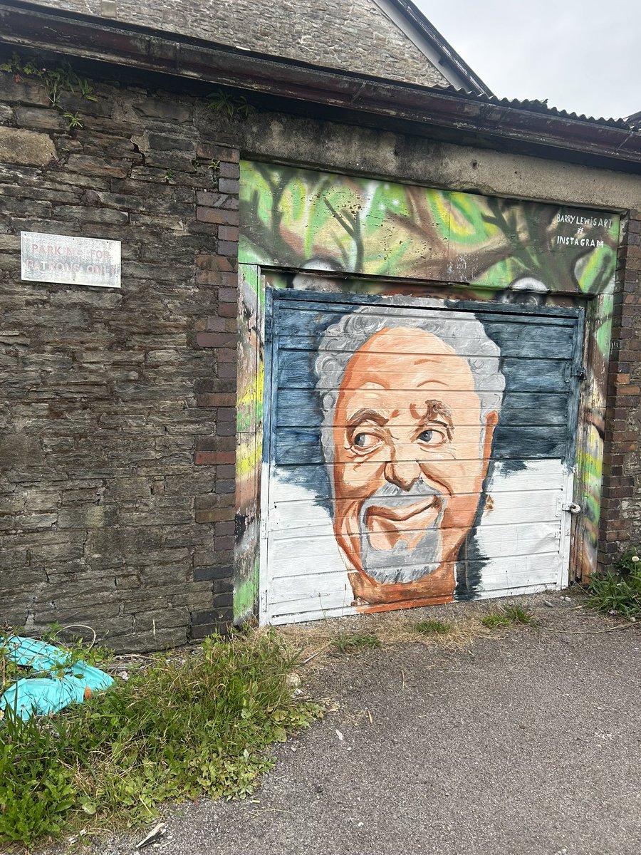 twlldun's tweet image. Terrible local mural