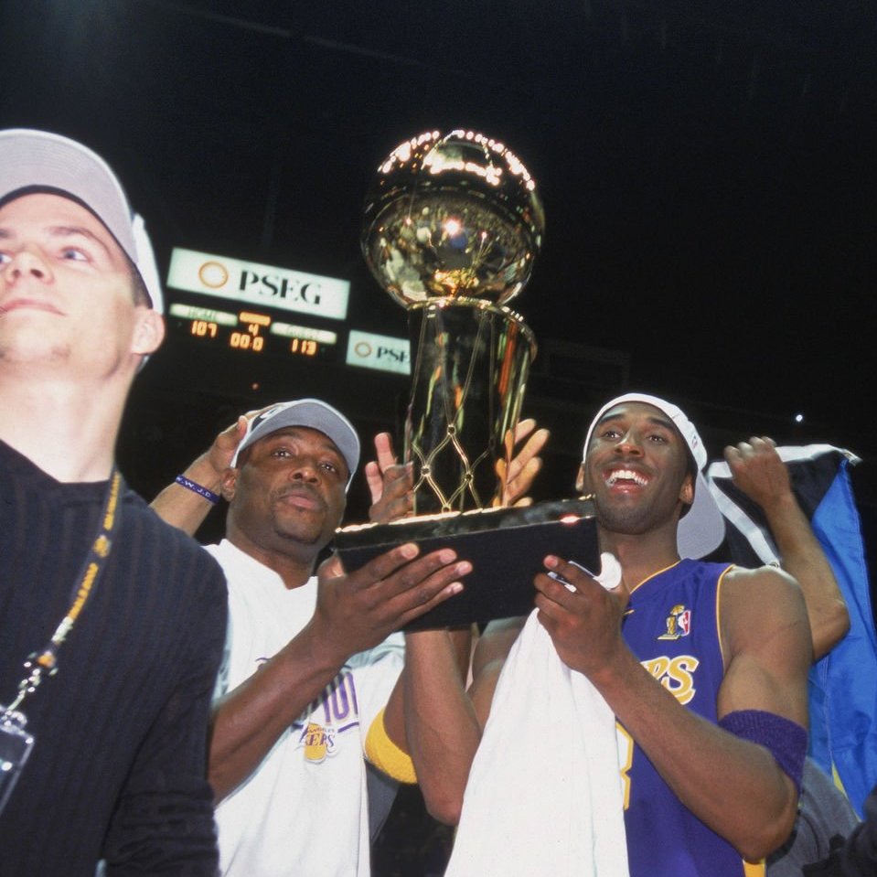 Basket_Infos's tweet image. Mitch Richmond au sujet de Kobe Bryant, avec qui il a joué une saison.
« Kobe Bryant était tellement focalisé. C’est le premier mot qui me vient : focalisé. Tu entrais dans la salle : il était déjà là. Tu repartais : il y était encore. Tôt le matin, tard le soir, sur la route,…