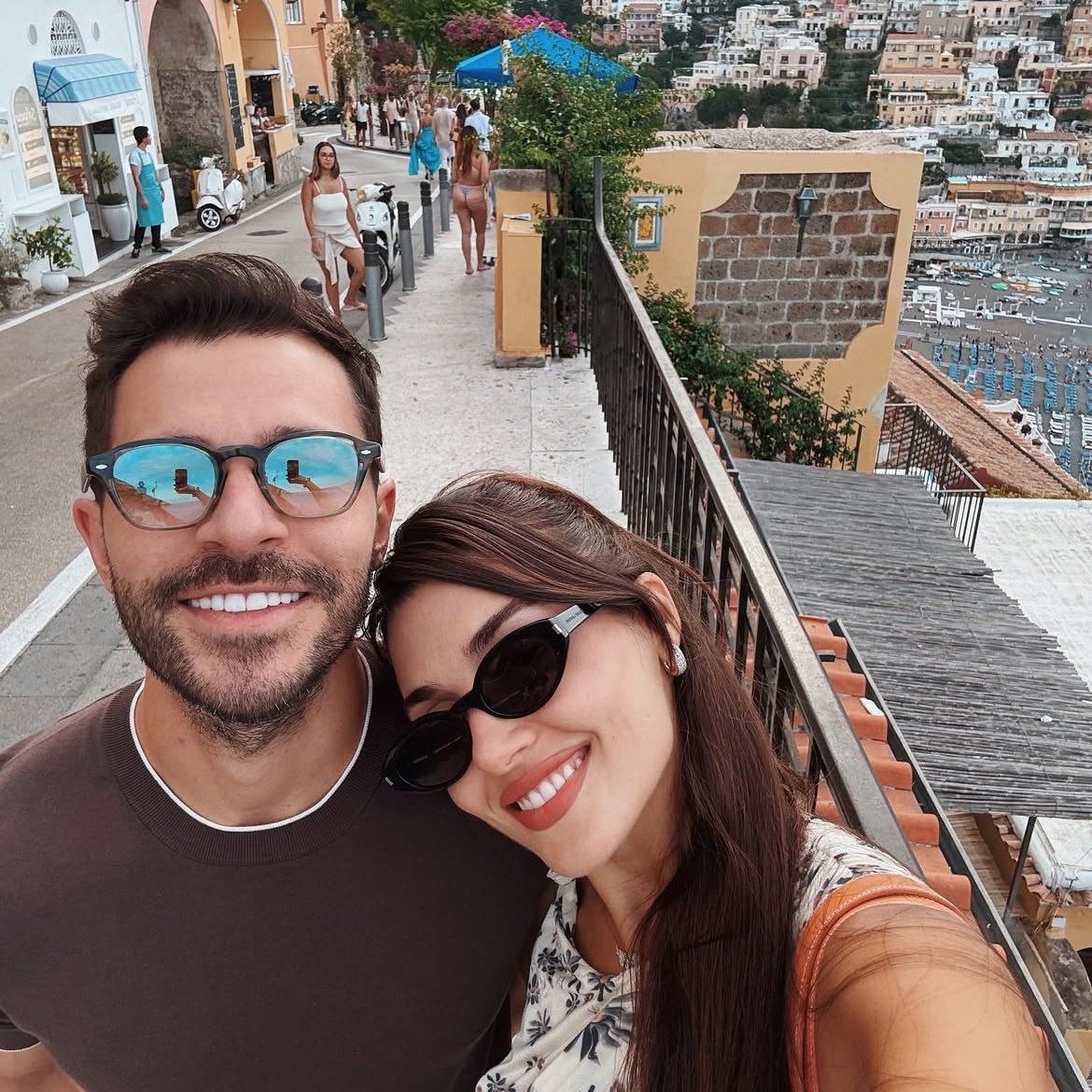populicc's tweet image. Hande Erçel, Hakan Sabancı ile çıktığı İtalya tatilinden yeni fotoğraflar paylaştı.