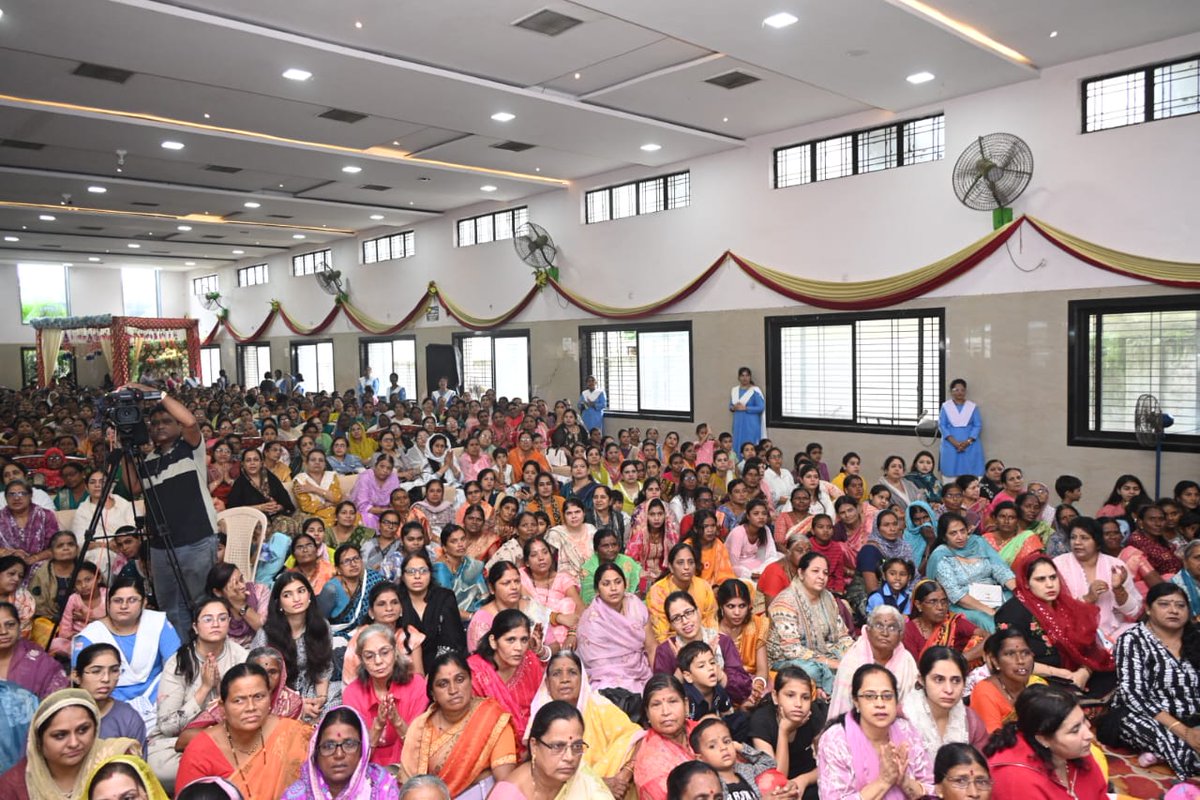 DRPANKAJBHOYAR's tweet image. आज सरोज मंगल कार्यालय, राष्ट्रभाषा रोड, वर्धा येथे पार पडलेल्या निरंकारी महिला समागमास भेट दिली.
सद्भाव, अध्यात्म आणि सामाजिक चेतना यांचा सुंदर संगम या कार्यक्रमात अनुभवायला मिळाला.
महिलांचा सहभाग, संयम, आणि सेवा भावना निश्चितच प्रेरणादायी आहे.