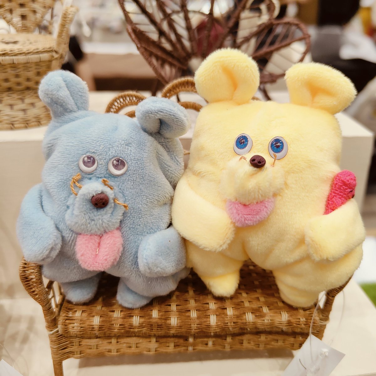 hungrykumako's tweet image. アイドール東京の思い出②
yonさん @yon_square のブースで素敵すぎる椅子に座らせていただきました😳💦
ねずベロたち…
よだれとか垂らさないでね!!💦💦
へへへへって声が聞こえる、
ギュムギュム感が可愛い写真が撮れました😆💕
#アイドール東京