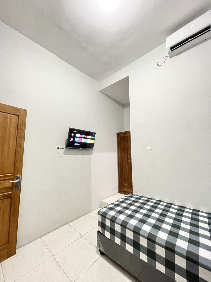 NaraKost's tweet photo. ‼️Indekos Putri Kota Malang‼️

Masih ada kamar kosong
Lokasi: D'Wiga Regency Kota Malang

Fasilitas
1. Hunian 1 pintu akses dan cctv 24 jam 
2. Dekat mushola perumahan
3. Ada area parkir
4. WiFi 
5. Kamar mandi dalam
6. Smart tv
7. Kamar full furnished siap huni https://t.co/eXN8Qu9RVc