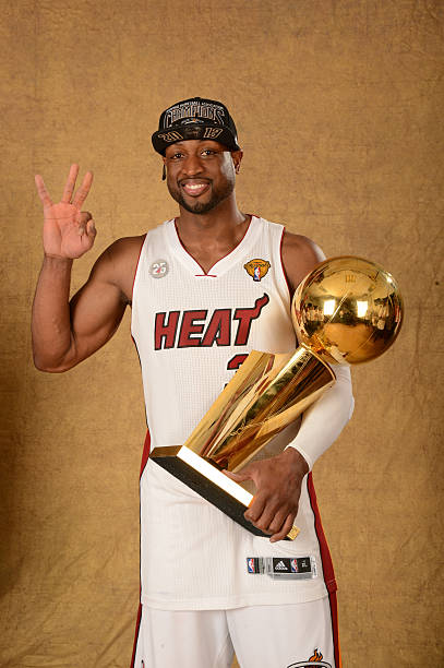 Basket_Infos's tweet image. “J’aurais pu avoir de meilleures stats si je m’étais foutu de gagner une bague”
Dwyane Wade : “Il y aura toujours plein de débats du genre : ‘Il est meilleur parce qu’il a mis plus de points. Non, il est meilleur parce que j’aime plus son style de jeu. Non, il est meilleur…