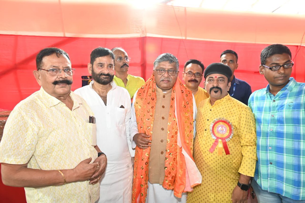rsprasad's tweet image. संसदीय क्षेत्र अंतर्गत कंकड़बाग में आयोजित भंडारा में सम्मिलित होकर साईं बाबा को भावपूर्ण प्रणाम किया। इस अवसर पर भक्तों के बीच प्रसाद वितरित करने का भी सौभाग्य प्राप्त हुआ। आयोजक श्री राजीव रंजन जी सहित अन्य सदस्यों का अभिनंदन!