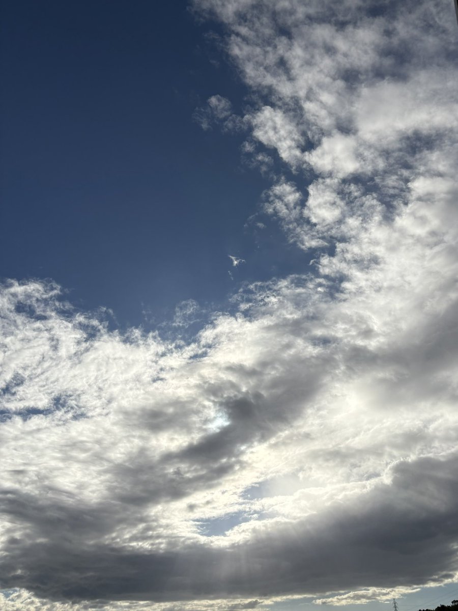 Bz_s_and_a_DoAs's tweet image. イマソラ🌇✨
#イマソラ #夕空 #夕日 #夏空 #光芒
