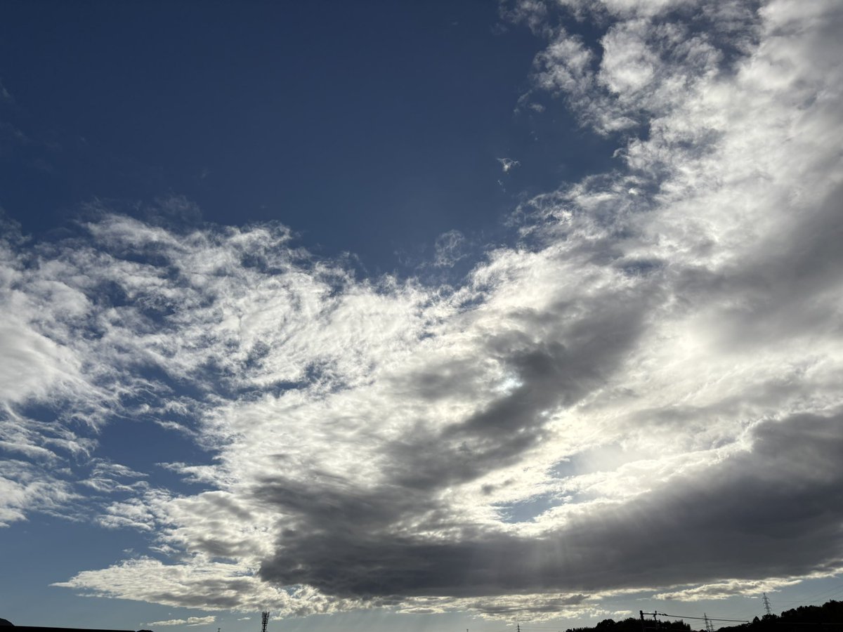 Bz_s_and_a_DoAs's tweet image. イマソラ🌇✨
#イマソラ #夕空 #夕日 #夏空 #光芒