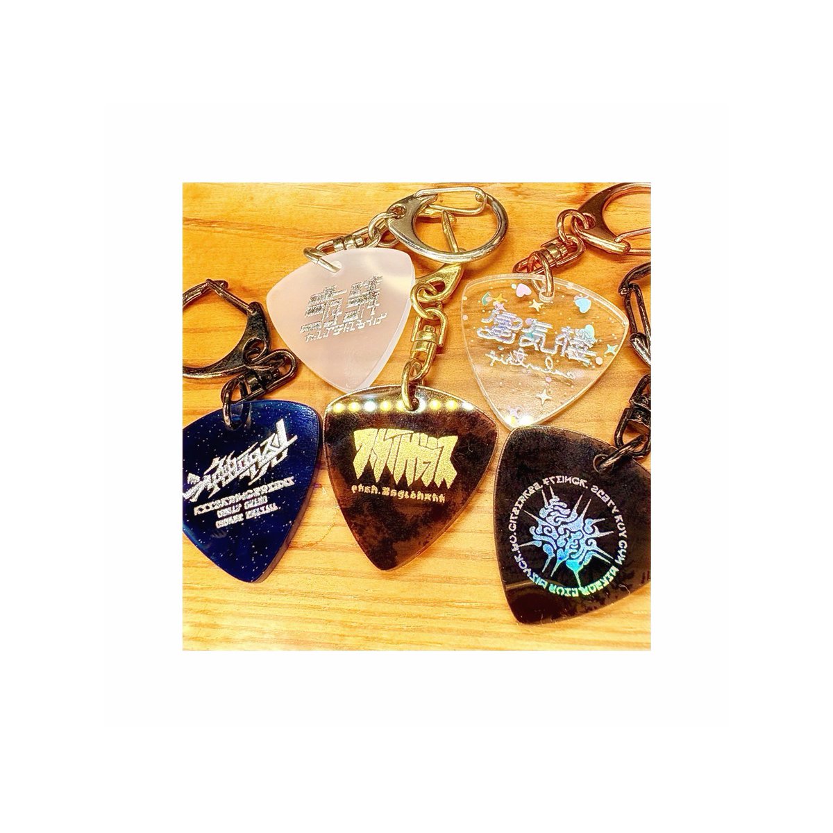 rn_9j's tweet image. そういえば1st seasonのギターピック風アクリルキーホルダー！みてみてみて！！！
