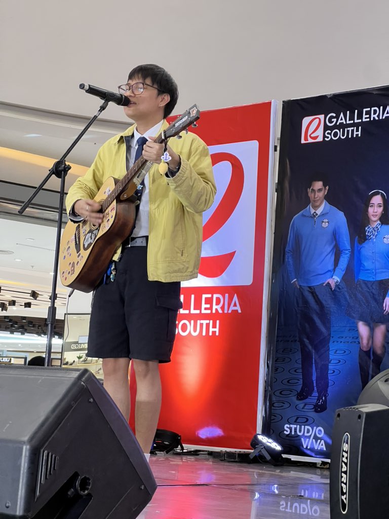 VivaOnePH's tweet image. Smooth, sultry, and soulful 🙌
Matt Wilson serenaded the crowd with slow pop, R&B, and sobrang solid feels 💕
Bad Genius: The Series episodes 1 & 2 now streaming only on #VivaOne! vivaone.page.link/BadGeniusTheSe…
Viva One, Bida Ka Dito!
#BadGeniusTheSeries #BadGeniusatGalleriaSouth