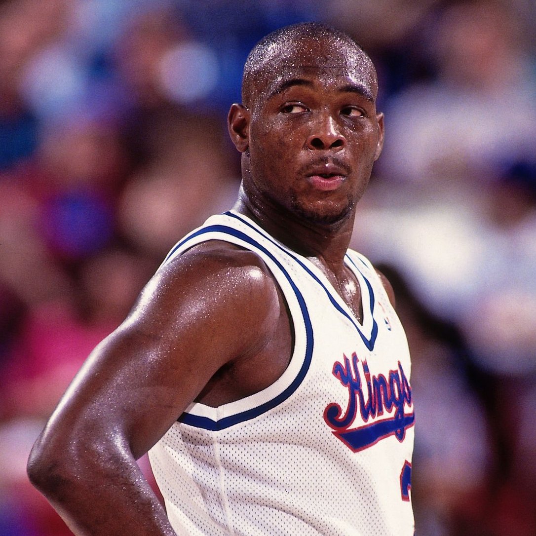 Basket_Infos's tweet image. - Le joueur le plus sous-coté des années 90 ?
Mitch Richmond : “Je dirais que c’est moi. Ouais.”
Bryon Scott : “Tu as six sélections All-Star, mais à l’époque, tu n’as jamais vraiment eu la reconnaissance.”
Richmond : “Oui, donc je réponds : moi.”
- Une chose que tu aurais pu…