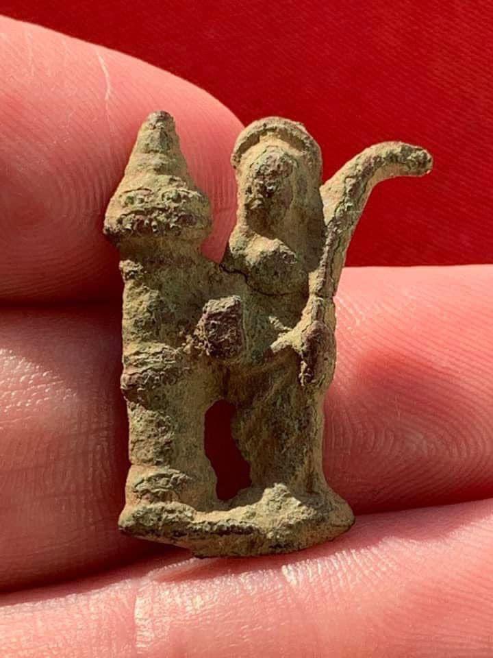 Are there any farmers in #lichfield #tamworth #warks #staffs #Nhants or surrounding areas who’ll allow me to detect some land please. I offer to pay a daily fee, I’ll abide by any &amp; all conditions &amp; I can provide tons of references. Thank you 🚜🌾🥕🫛🐄 #harvest25 #harvest