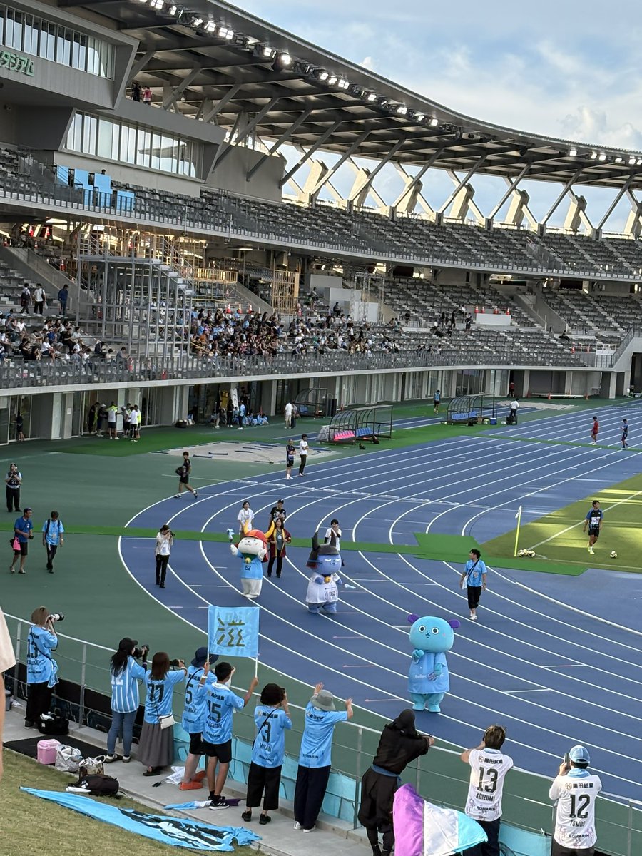 tatsubou123's tweet image. レイラック滋賀まもなくキックオフ⚽️
勝利目指して全力応援だ📣