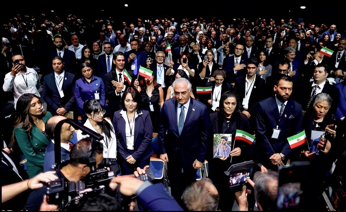bi_hamta2's tweet image. و ما وطن را بازمیگردانیم
به آغوشِ صداقت،
به دستان پاکِ میهنپرستان،
و به قلبهایی که هنوز
برای روشنی میتپند.
#همكارى_ملى