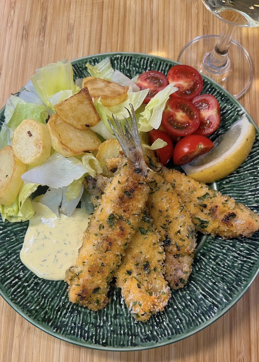 hiyokko_were's tweet image. 鰯の香草パン粉焼き/香草面包糠烤沙丁鱼
ーーーーーー
先把沙丁鱼裹上面粉和蛋液。
再裹上香草面包糠——用面包糠和切碎的意大利香芹(Italian parsley)混合做的。
平底锅里倒入食油,放入沙丁鱼,煎到金黄色。
酱汁是蛋黄酱、法式第戎芥末酱(Dijon mustard)和莳萝(Dill)混合均匀调成的。…