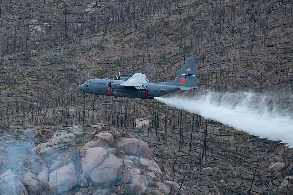 📌Bu uçak A400 M Koca Yusuf... Türk Hava Kuvvetlerinin envanterinde 10 tane Koca Yusuf var. Bunun dışında 19 adet C130 HERCULES uçağımız var.
Gerek A400 M, Gerek C130 HERCULES Uçaklarımızın kargo bölümlerine kısa sürede yangın söndürme kiti  (MAFFS) takılabiliyor ve yaklaşık