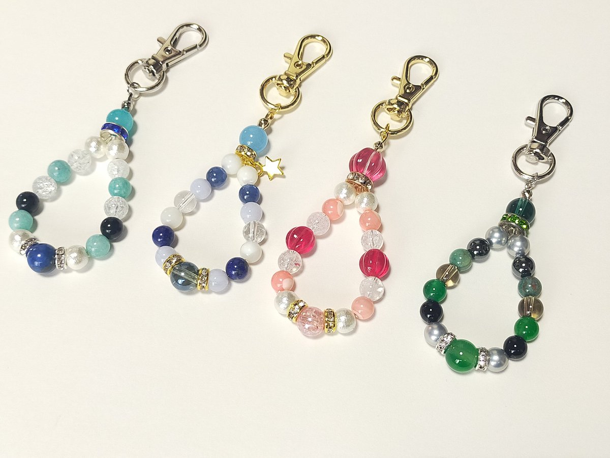 limelight_rai's tweet image. 何とか4つだけですが、新作のキーホルダーが出来ました!明日の夕方、追納に伺いたいと思います〜!
やはり夏だから青色人気かな?と2つ作って見ました。
緑は……ホグワーツみを感じてもらえたら嬉しいです!
#CARAMEL_MUSEUM
