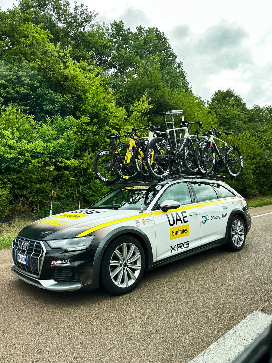 keitsuji's tweet image. パリまで210kmを残してUAEチームエミレーツの車両一団を追い抜く。ルーフキャリアに載せられたバイクが黄色い。

今日はスタートに行かずシャンゼリゼに直行します。移動がややこしいのでモンマルトルは残念ながらパスします。#jspocycle