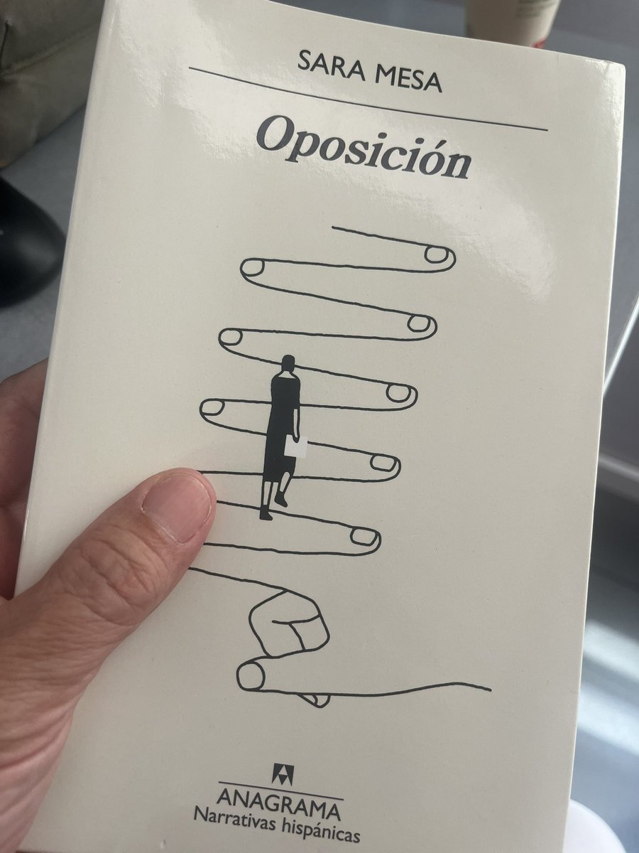 JGALLEGOonfire's tweet image. Despues de atravesar la densa y constreñida atmósfera administrativa descrita por Sara Mesa, uno termina exhausto y liberado a la vez. Muy entretenido “Oposición”