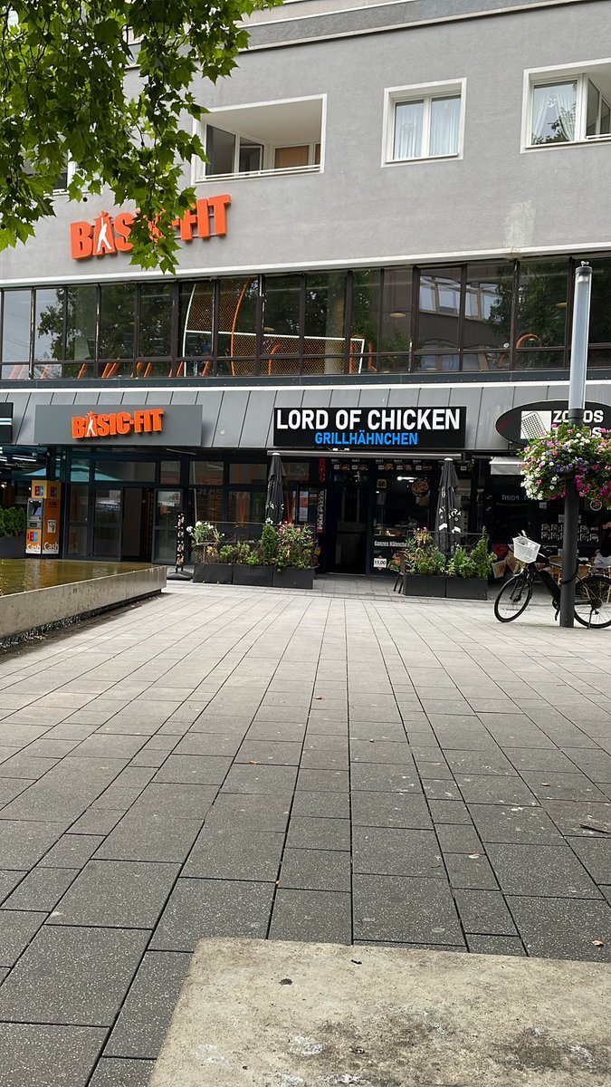almonago's tweet image. Si yo tuviera un negocio de pollos aquí le pondría Geselrchicken