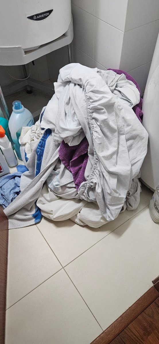 Κυριακή και η μεγάλη είναι σπίτι. Κάναμε μπάνιο την μικρή &amp; τώρα έχω να βάζω πλυντήριο ρούχων μέχρι το βράδυ. Εμείς δεν κάνουμε πλυντήριο στους 30 &amp; 40 βαθμούς. 60 και πάνω. Συνεχίζουμε για την #Ιθάκη...🧺🧺🧺✊️⚕️⚕️⚕️##WhateverItTakes #NeverGiveUp #together