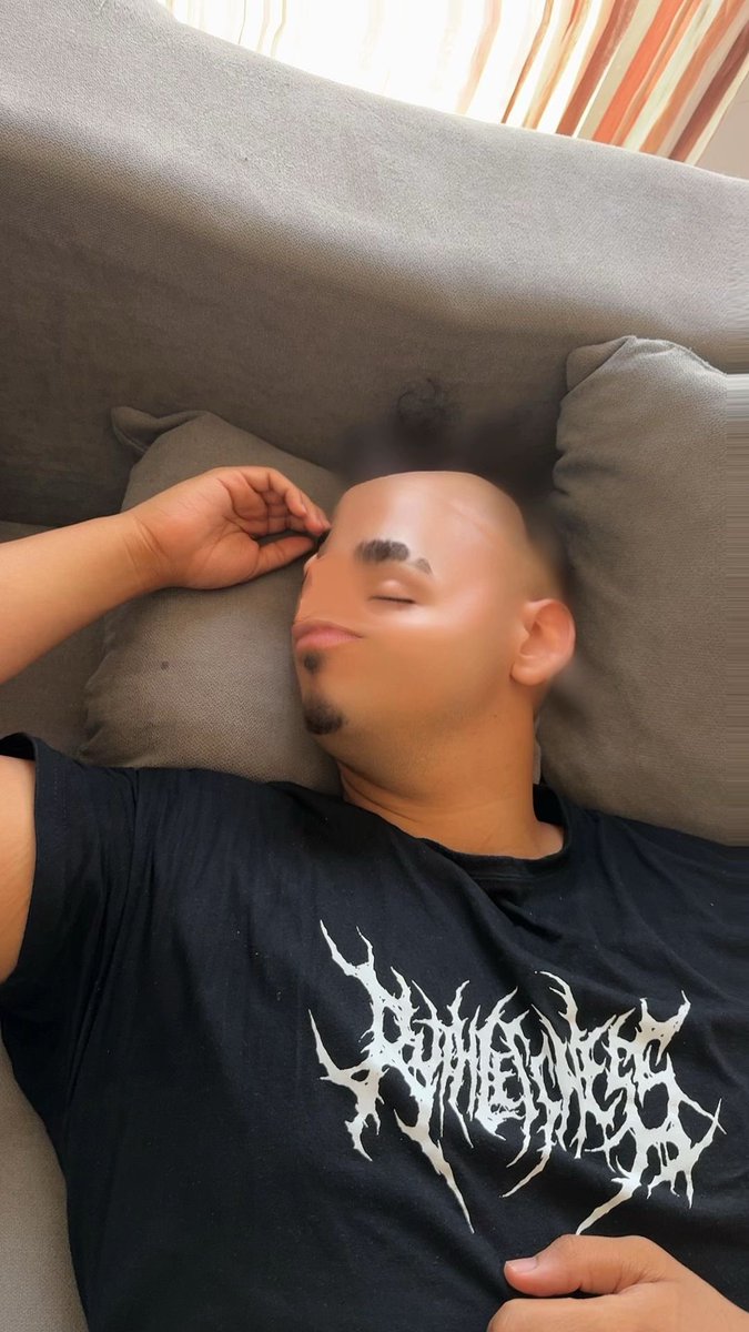 soymatt_'s tweet image. Me he despertado esta mañana y me he encontrado a este tío durmiendo en mi sofá. No sé quién es ni cómo echarlo, qué hago?