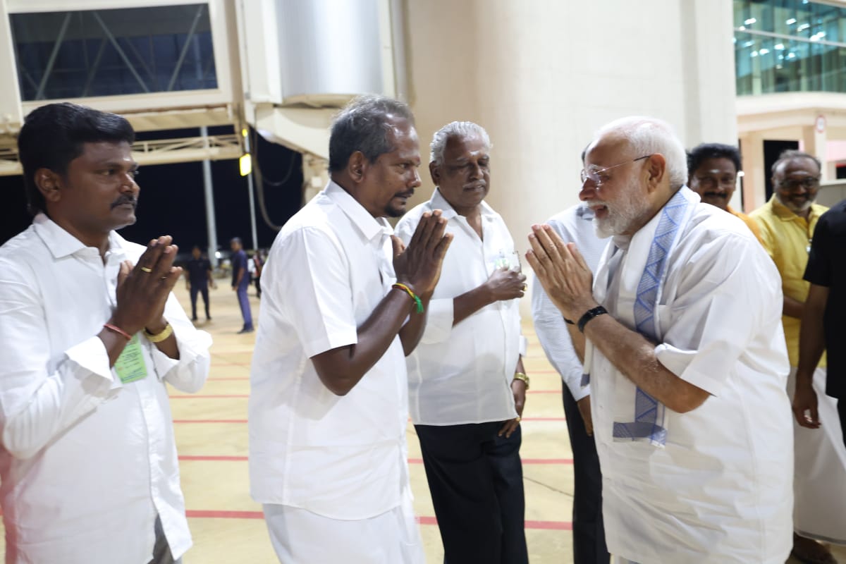 #உலகின்குருவாக இந்தியாவை முன்னெடுத்துச் செல்லும் பாரதப் பிரதமர் இந்தியாவின் #நவீனசிற்பி திரு #நரேந்திரமோடி அவர்களை #தூத்துக்குடிவிமானநிலைய புதியமுனையம்  #திறப்புவிழாவின் போது சந்தித்த மகிழ்ச்சியான தருணம்.