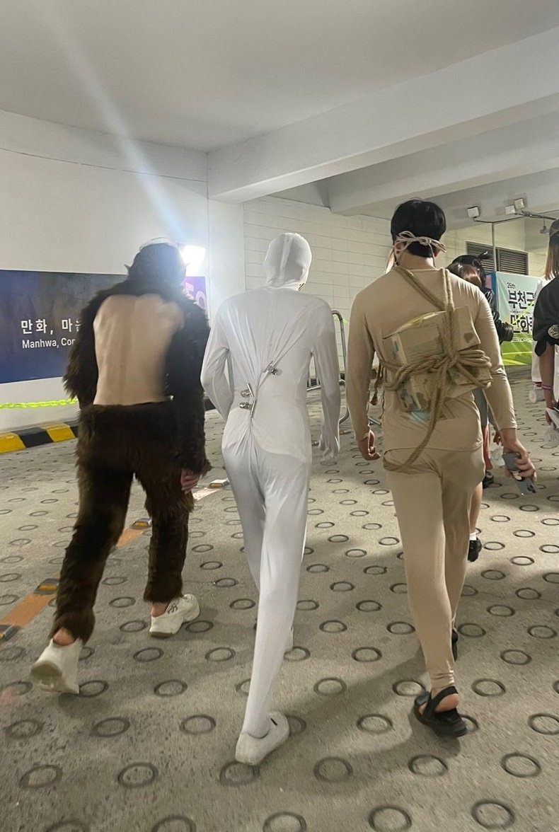 Cos_Code's tweet image. 거인 3마리
