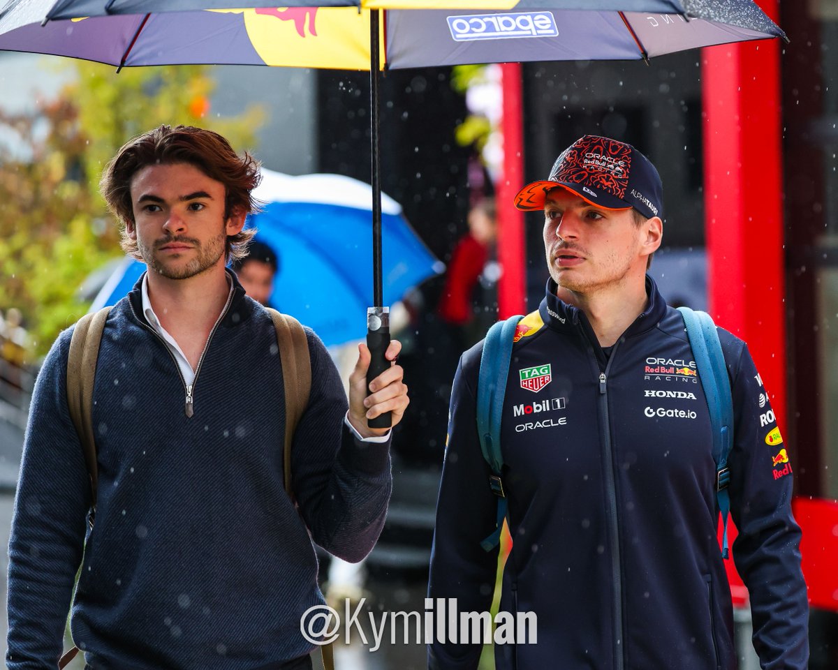 UNDER PROTECTION

Max Verstappen will start from fourth on the grid today, having set up yesterday with a wet race in mind. And the rain has arrived, here he is being escorted through the paddock under the shelter of a Red Bull umbrella.

#formula1 #f1 #f1content #BelgianGP