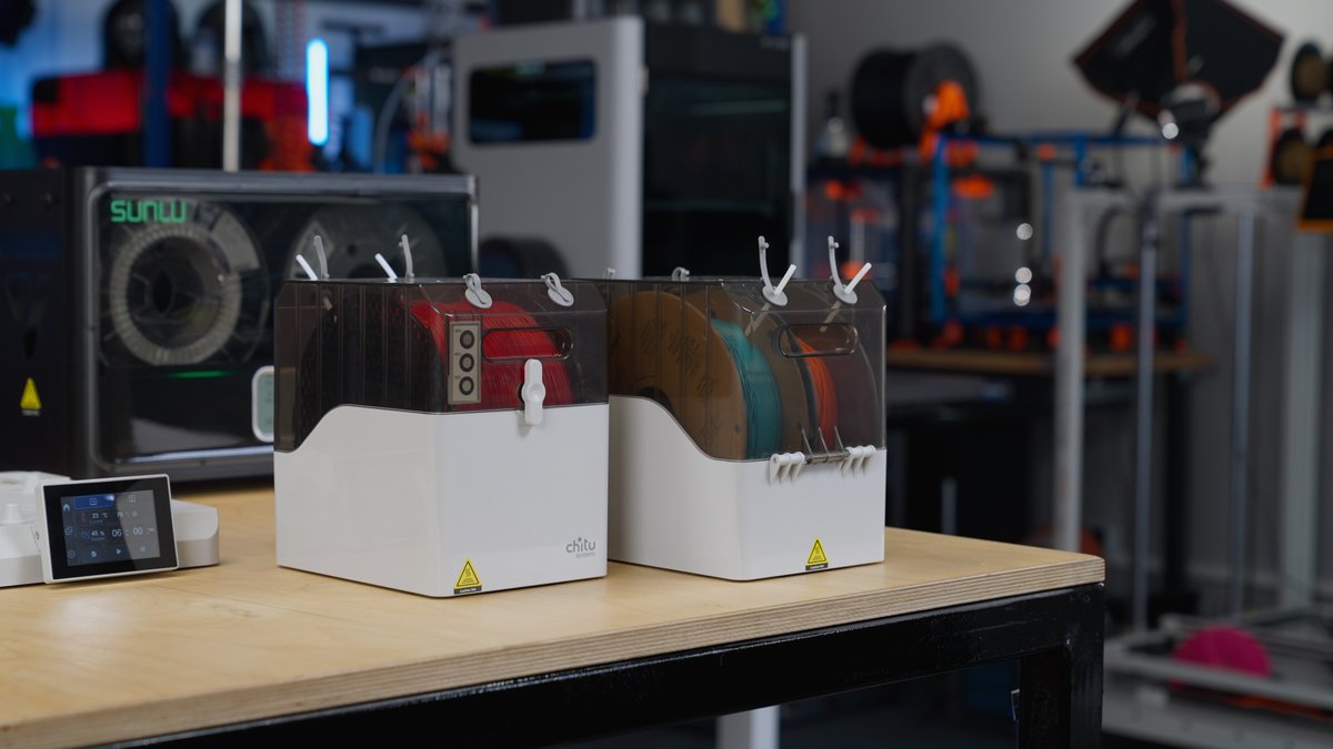 Filamenttrockner trocknen nicht nur Filament. Sie erleichtern die Lagerung, sehen schick aus und sind geschlossen für viele Materialien die besseren Filamenthalter. Der Chitu Trockner ist dabei mein neuer Favorit. Wie es dazu kam, erfahrt ihr im Video! youtu.be/7s2Wrtz2tKg