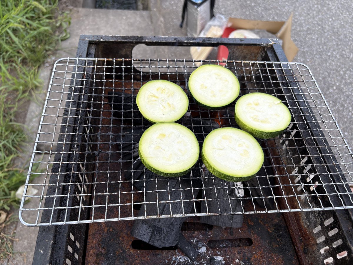 minatoku_genkai's tweet image. 畑仕事終えたら採れたての野菜を炭焼きにする。食べきれへんから食べにきて笑