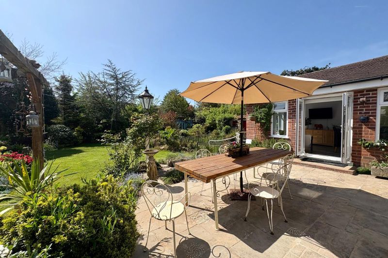 🏠 For Sale 
📍 Heath Road, Penketh
💷 £635,000 - Asking Price

⭐ Key Features ⭐

- Detached bungalow
- Generously sized plot
- Rear garden
- Large driveway 
- Five double bedrooms

💻 okt.to/u3dvkK

☎️ 01925 210 021

#forsale #propertyforsale #Penketh