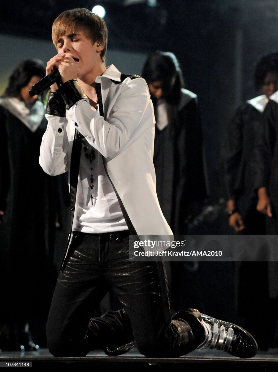 JDBieberDumps's tweet image. Justin Bieber performing at the American Music Awards
(Nov 21, 2010)