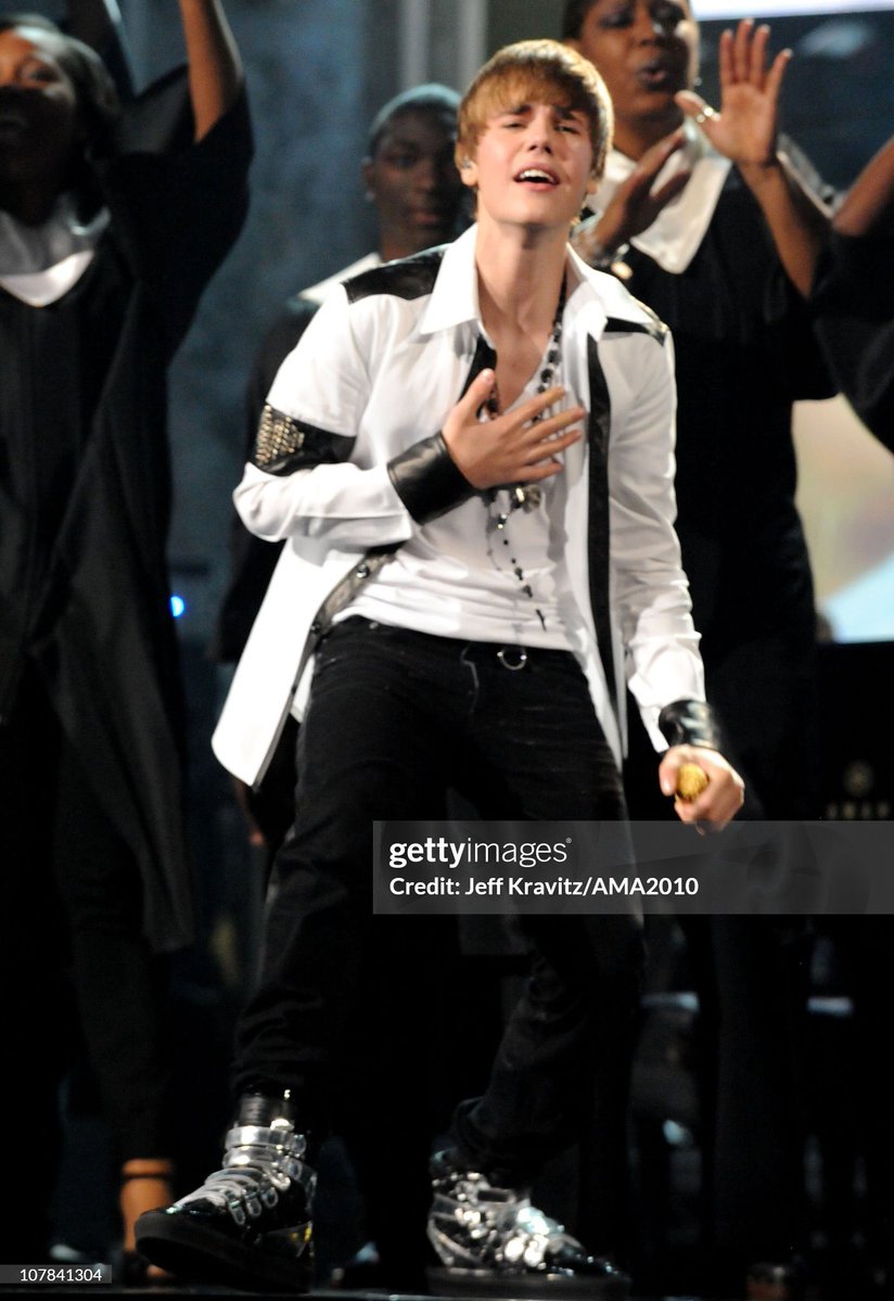 JDBieberDumps's tweet image. Justin Bieber performing at the American Music Awards
(Nov 21, 2010)