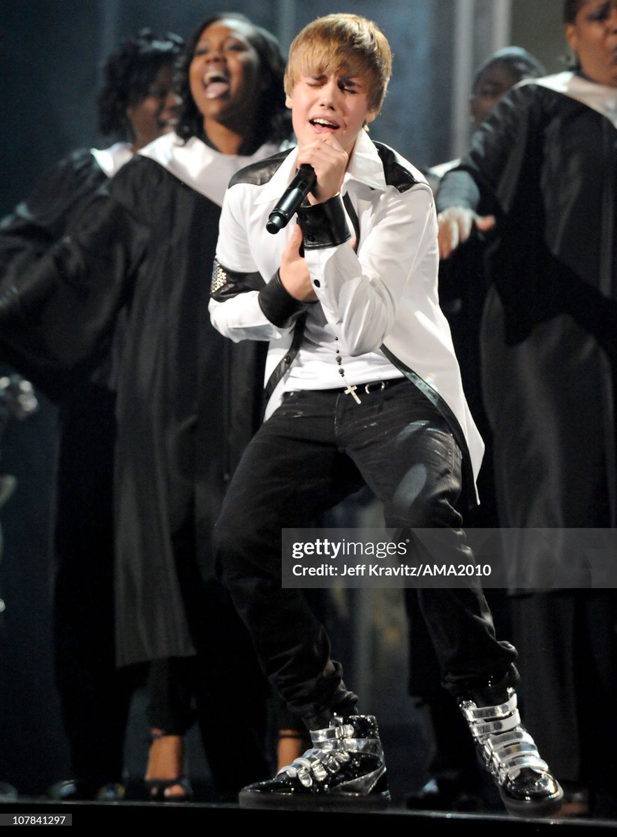 JDBieberDumps's tweet image. Justin Bieber performing at the American Music Awards
(Nov 21, 2010)