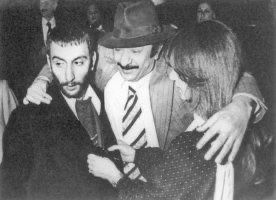 على هذه الأرض
أشياء ومخلوقات 
لا يجوز 
 وليس من حقها 
أن تغادر 
كالشمس
 كالهواء 
كالماء 
كالجمال 
مغادرتها 
خيانة للحياة 
خيانة للجمال 
زياد الرحباني وقبلك ابوك وعمك 
مغادرتكم لهذا الكوكب 
ضربة في الصميم 
 للرقي والجمال والابداع 
زياد  بماذا نزيل  القبح من هذا الكون ؟!