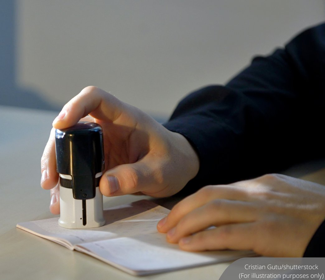 NewsBFM's tweet image. Four enforcement officers have been remanded over illegal passport stamping at the Bangunan Sultan Iskandar Customs, Immigration, and Quarantine Complex.
They are suspected of accepting around RM3,000 in bribes to stamp passports without the holders being present.
🧵1