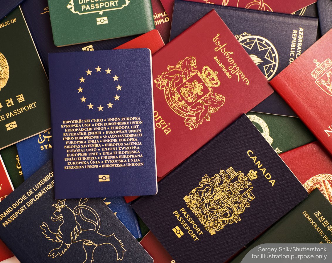 NewsBFM's tweet image. Four enforcement officers have been remanded over illegal passport stamping at the Bangunan Sultan Iskandar Customs, Immigration, and Quarantine Complex.
They are suspected of accepting around RM3,000 in bribes to stamp passports without the holders being present.
🧵1