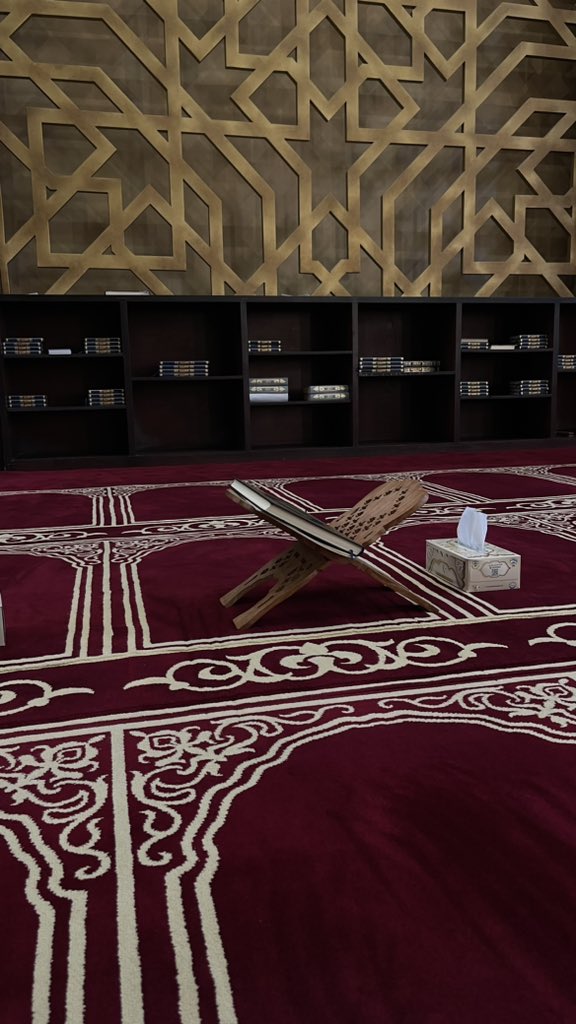 Fhadalne's tweet image. قال حسن البصري رحمه الله:
لا أظن أن الله يعذب رجلاً استغفر..
فقيل لماذا !؟
قال : من الذي ألهمه الاستغفار؟
فقيل : الله ..
فقال الحسن :
كيف يلهمه الاستغفار ويريد به أذى ؟!
"وما كان الله معذبهم وهم يستغفرون".