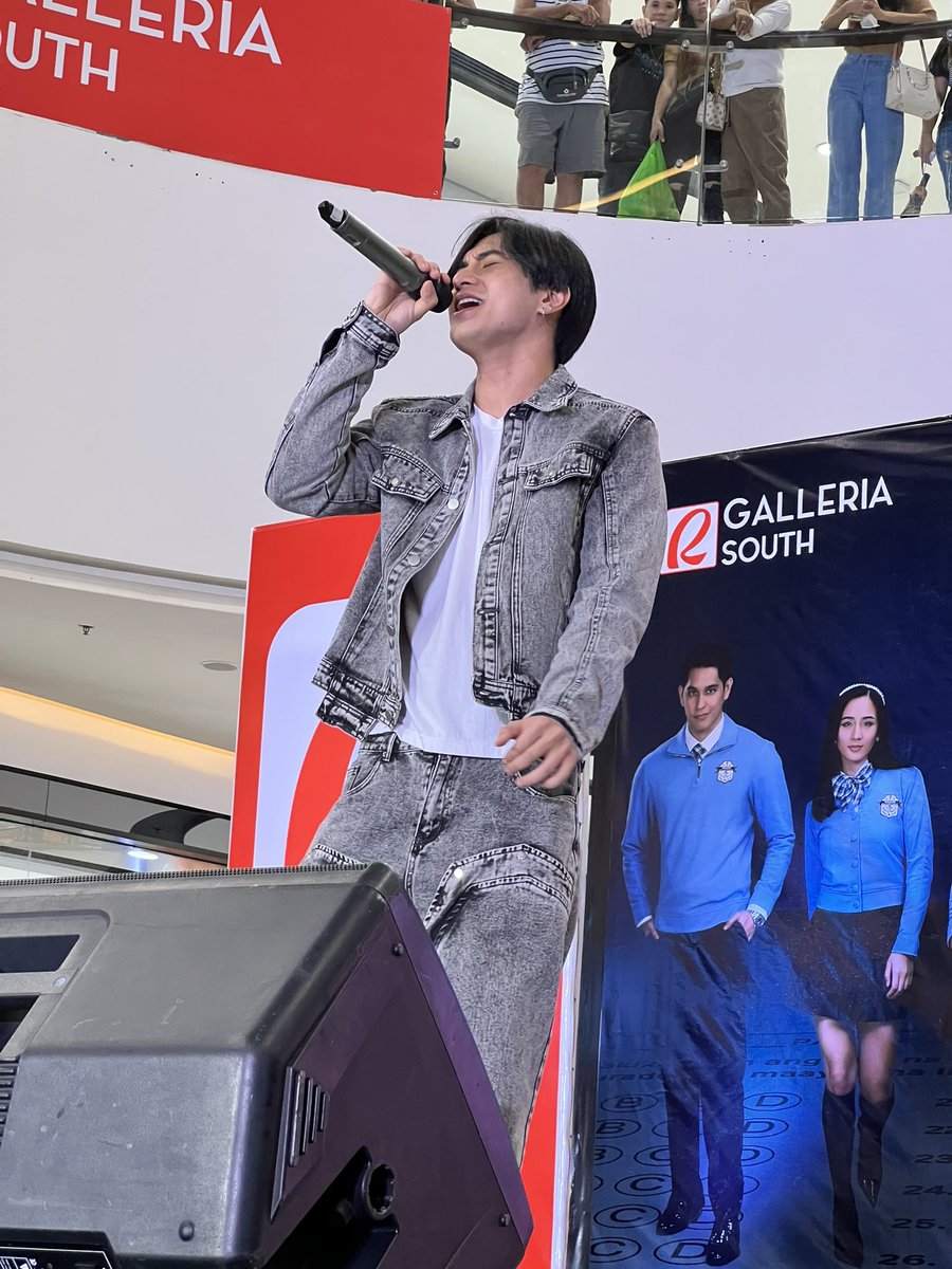 VivaOnePH's tweet image. Taking the stage with heart, soul, at angas 🤟
Martin Venegas serenades the crowd, bringing the vibes and vocals to the Bad Genius Mall Show stage. 😍
Bad Genius: The Series episodes 1 & 2 now streaming only on #VivaOne! vivaone.page.link/BadGeniusTheSe…
Viva One, Bida Ka Dito!