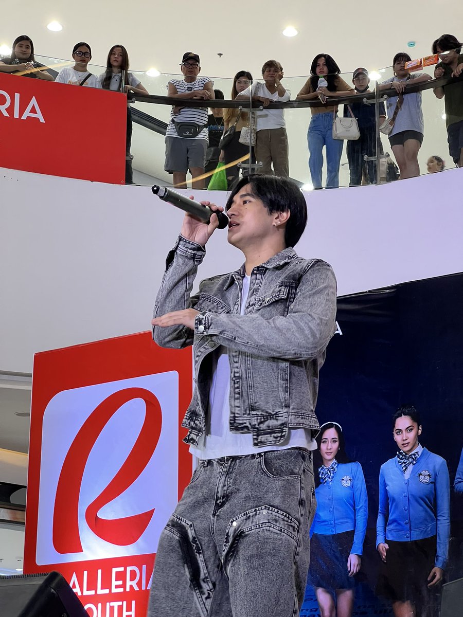 VivaOnePH's tweet image. Taking the stage with heart, soul, at angas 🤟
Martin Venegas serenades the crowd, bringing the vibes and vocals to the Bad Genius Mall Show stage. 😍
Bad Genius: The Series episodes 1 & 2 now streaming only on #VivaOne! vivaone.page.link/BadGeniusTheSe…
Viva One, Bida Ka Dito!