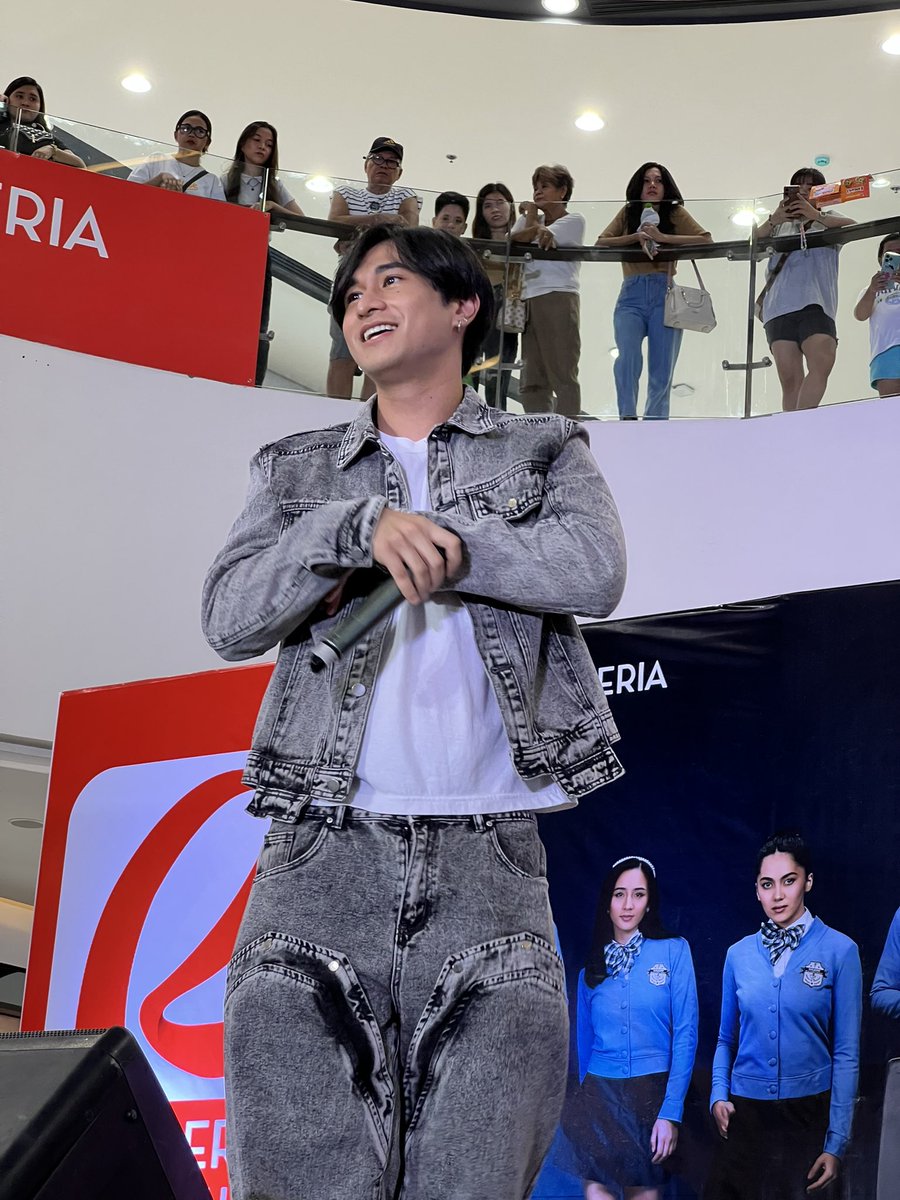 VivaOnePH's tweet image. Taking the stage with heart, soul, at angas 🤟
Martin Venegas serenades the crowd, bringing the vibes and vocals to the Bad Genius Mall Show stage. 😍
Bad Genius: The Series episodes 1 & 2 now streaming only on #VivaOne! vivaone.page.link/BadGeniusTheSe…
Viva One, Bida Ka Dito!