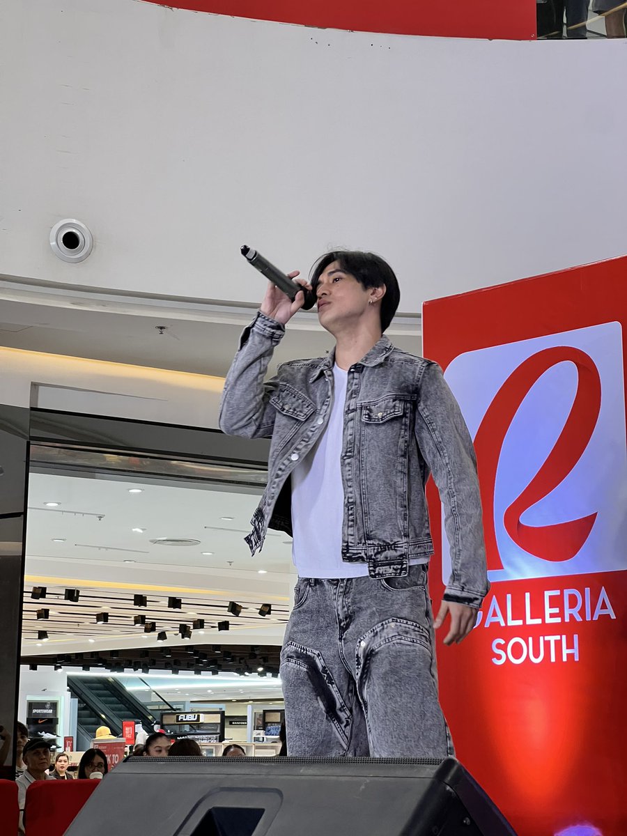 VivaOnePH's tweet image. Taking the stage with heart, soul, at angas 🤟
Martin Venegas serenades the crowd, bringing the vibes and vocals to the Bad Genius Mall Show stage. 😍
Bad Genius: The Series episodes 1 & 2 now streaming only on #VivaOne! vivaone.page.link/BadGeniusTheSe…
Viva One, Bida Ka Dito!