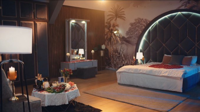 Bollywood_Base's tweet image. 🔥 #PraShiv’s Bedroom Drama Crosses Over to #BALH4! Fans Are Losing It! 😱🔥
Hey #KumkumBhagya and #BadeAchheLagteHain fans, buckle up because the tea is piping hot! ☕
The iconic #PraShiv bedroom set from #KumkumBhagya—where Shivansh and Prarthana’s sizzling chemistry set…
