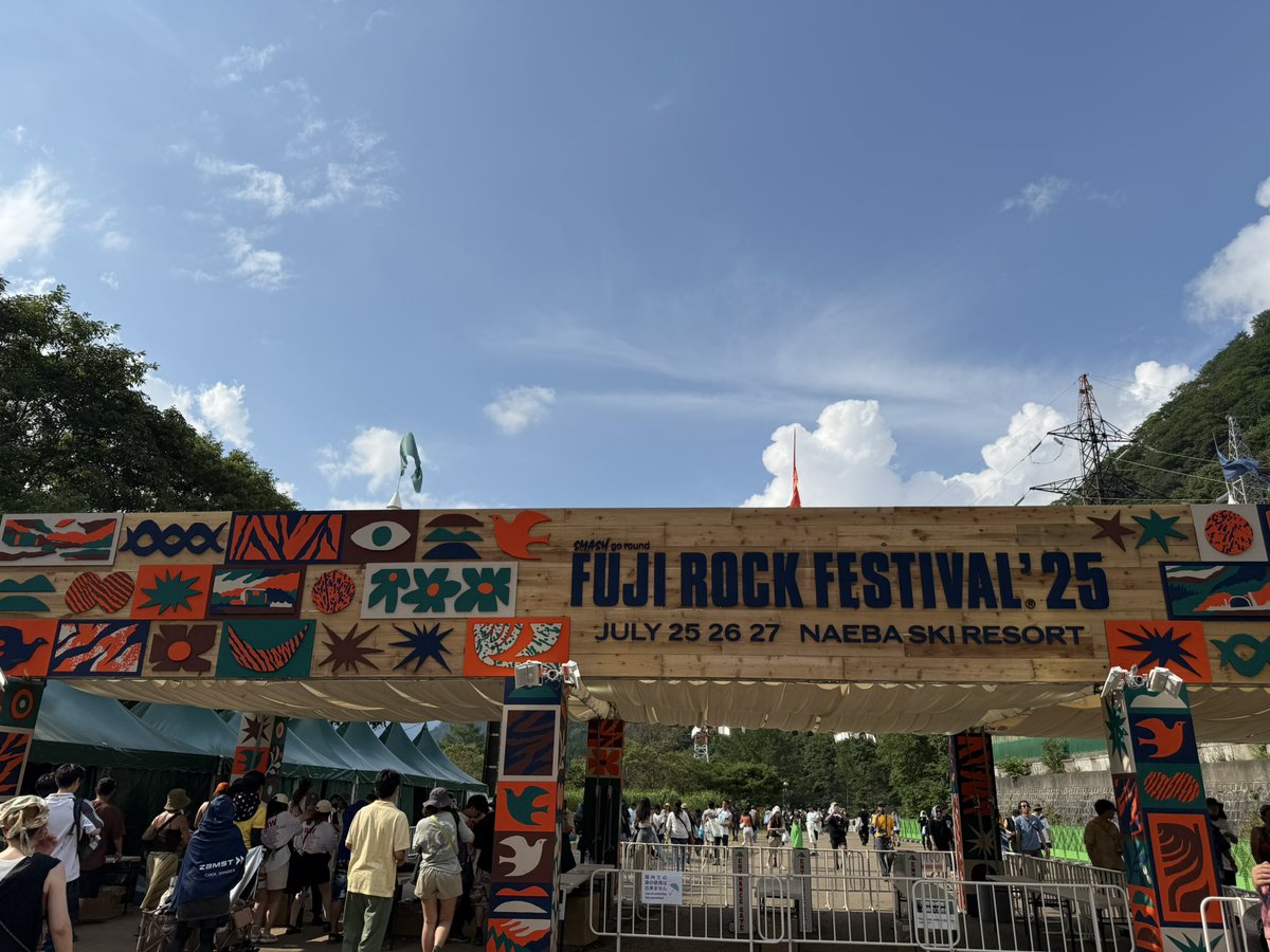 最終日も遅いスタート😅雲が光ってる☁️このまま持ち堪えて欲しい #FUJIROCK2025