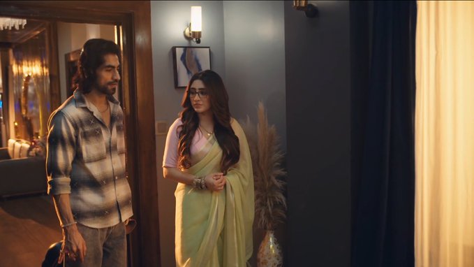 Bollywood_Base's tweet image. 🔥 #PraShiv’s Bedroom Drama Crosses Over to #BALH4! Fans Are Losing It! 😱🔥
Hey #KumkumBhagya and #BadeAchheLagteHain fans, buckle up because the tea is piping hot! ☕
The iconic #PraShiv bedroom set from #KumkumBhagya—where Shivansh and Prarthana’s sizzling chemistry set…