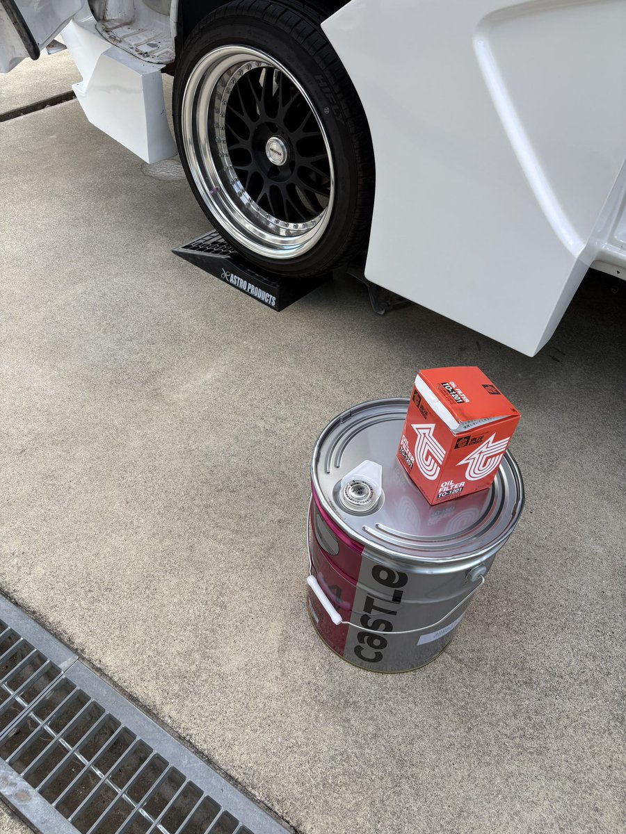 maromani82's tweet photo. オイル交換〜
今後の事も考えて20ℓ買った😀
からのー
初めてのラッピング作業…
ムズイ😓
色んなこと経験させてくれる車だね〜。
ますます愛着湧いたわ😆 https://t.co/FEXUrMdHxx
