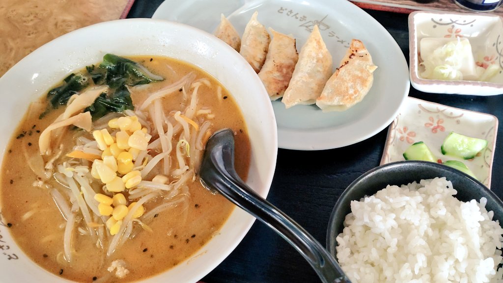 STELLA_taco's tweet image. どさん子ラーメン 日和田四号店
味噌ラーメン餃子セット

昔ながらの麺柔らかめ優しい味噌ラーメン。卓上のニンニクとコショウで味を強くしてご飯を迎え撃つ🍜
美味しかったなあ。満腹です✨