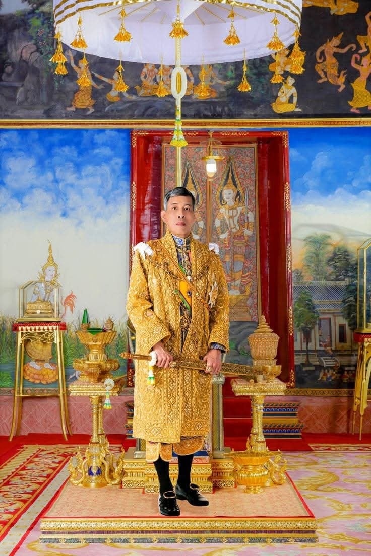 scobydoit's tweet image. 28 กรกฎาคม เนื่องในวันเฉลิมพระชนมพรรษาพระบาทสมเด็จพระวชิรเกล้าเจ้าอยู่หัว ร.10 ข้าพระพุทธเจ้าขอพระราชทานถวายพระพรชัยมงคล ขอพระองค์ทรงมีพระพลานามัยสมบูรณ์แข็งแรง ทรงพระเกษมสำราญ ทรงพระเจริญยิ่งยืนนานพระพุทธเจ้าข้า
ด้วยเกล้าด้วยกระหม่อม ขอเดชะ
ข้าพระพุทธเจ้าแอดมิน Scoby Do It 🙏