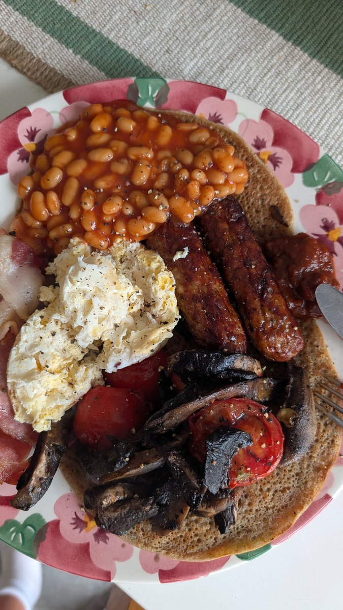 PiddlyStations's tweet image. Bit of a use up brekkie this morning.
2 Staffordshire oatcakes under 2 bacon,2 sausage,2 tomatoes, 2 large mushrooms,2 eggs and beans.
I'm sure someone will moan about it on here.... 😂